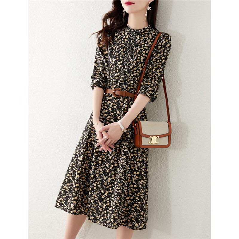 

Элегантное платье А-силуэта с цветочным принтом и поясом L