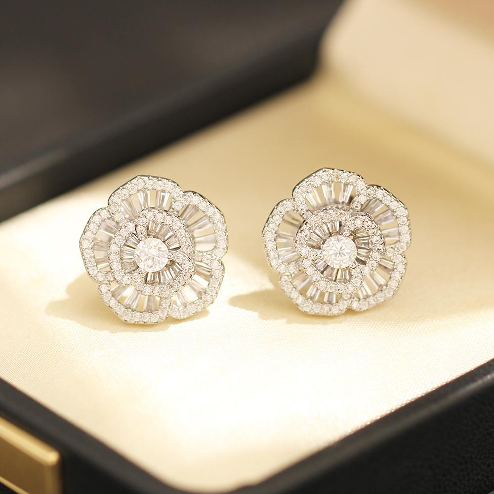 New delicate diamond-encrusted trapezoidal zircon rose earrings gold-plated two-tone earless ear clip floral earrings for women