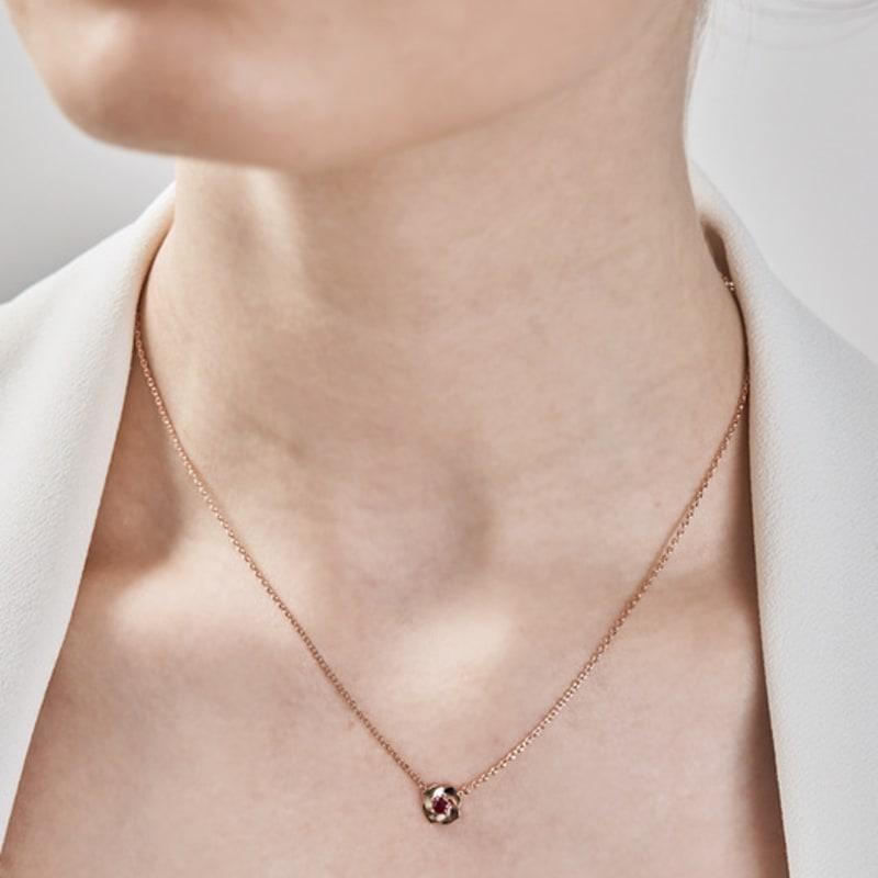 ELLE Smycken 14K GP Rubin Blomma Enkelt Halsband ELBRNN222