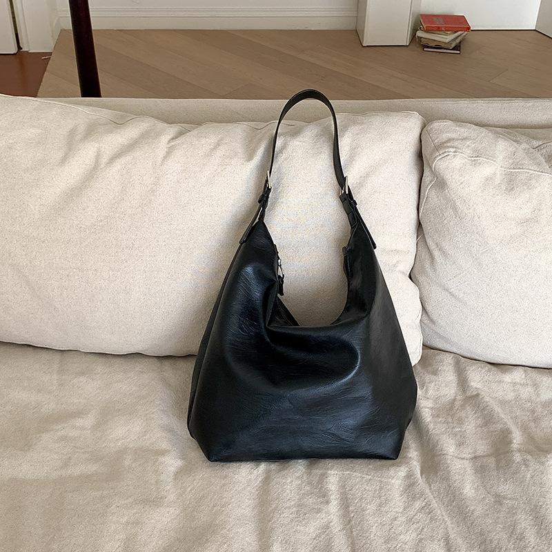 

Autumn and Winter Korean Black Lazy Style Commuting Tote Bag with High-end Feel, Simple and Versatile Soft Leather Large Capacity Women s Bag чорний