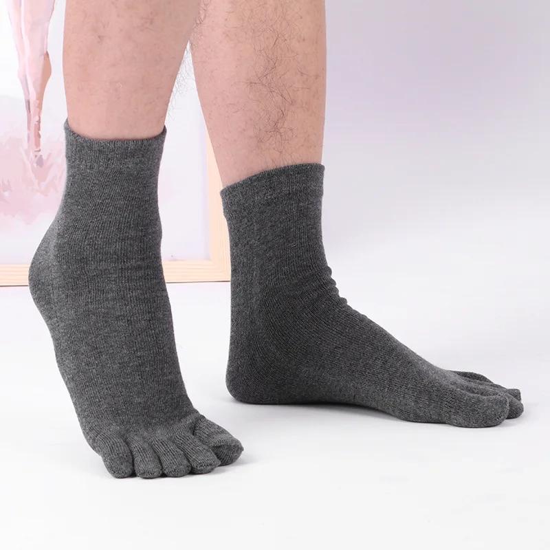 1 Pair of Men's Solid Color Mid-tube Split-toe Socks Breathable Four Seasons New Casual Five-toed Socks