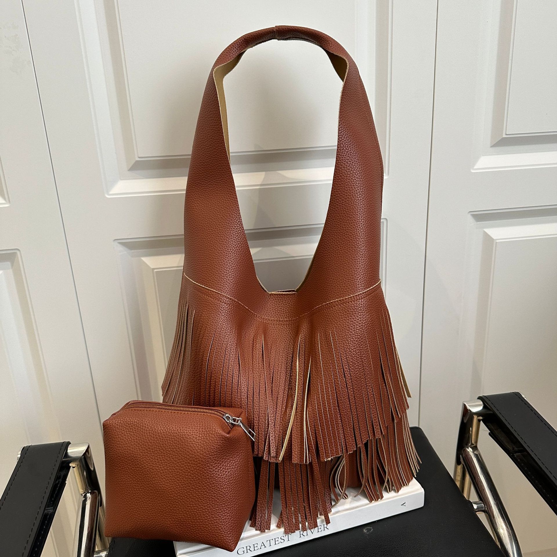 

Ретро трендовая сумка с бахромой женская сумка 2025 новая повседневная вместительная подмышечная наплечная портативная сумка-ведро коричневый