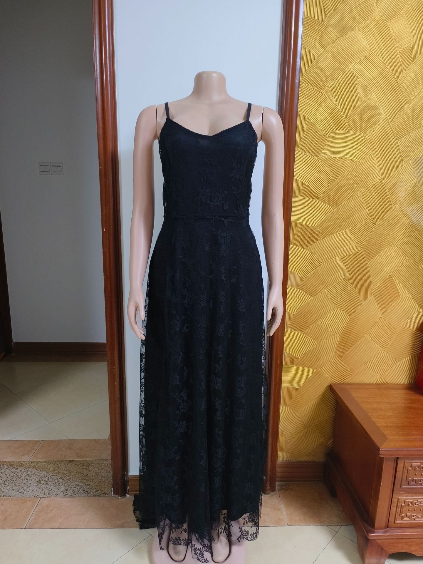 Eleganta, mežģīņu kleita, uzkarināma, seksīga balles