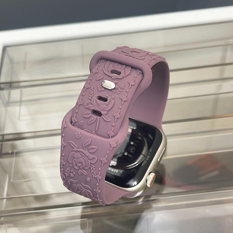 

Ремешок из силикона Rose для Apple Watch - мягкий силиконовый ремешок с креативным тиснением Rose для часов iWatch S10/9/8/7/6/5/4/3/2/1/Se/Ultra/Ultra2 49 мм 46 мм 45 мм S1-9 42/44/45mm фиолетовый