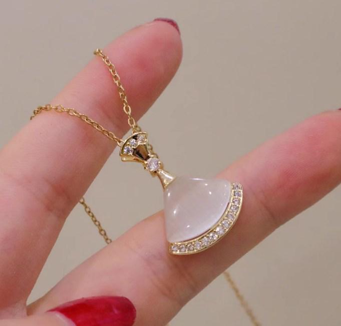 Copper-Plated Gold Pendant with Cat's Eye Stone Necklace: High-End Geometric Minimalist Accessory