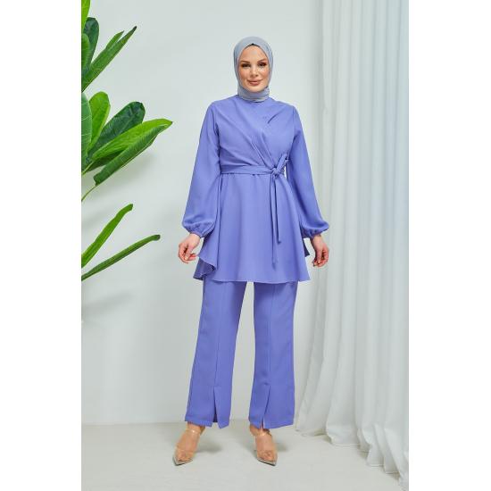 Costum pentru damă, cu guler dublu, cu brâu, din crep hijab