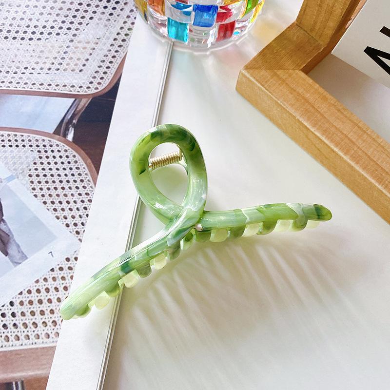 Beautifully Plastic Crafted Hair Claw Clips With Elegant Shapes And Vibrant Colors For Every Hairstyle Needs