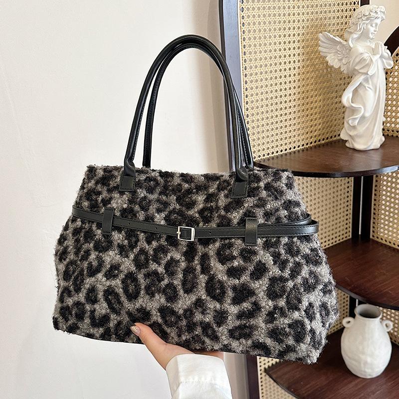 

Шерстяная сумка женская большой вместимости новая осенне-зимняя на плечо повседневная универсальная сумка-тоут для поездок на работу чёрный