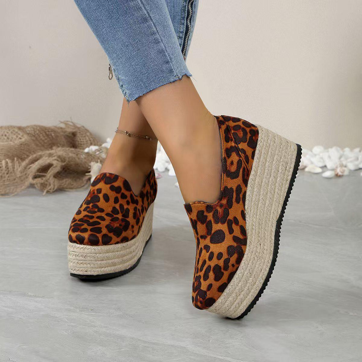 Женские туфли-слипоны большого размера на танкетке плетеные из соломы 40 цветной печати леопарда 2380₽