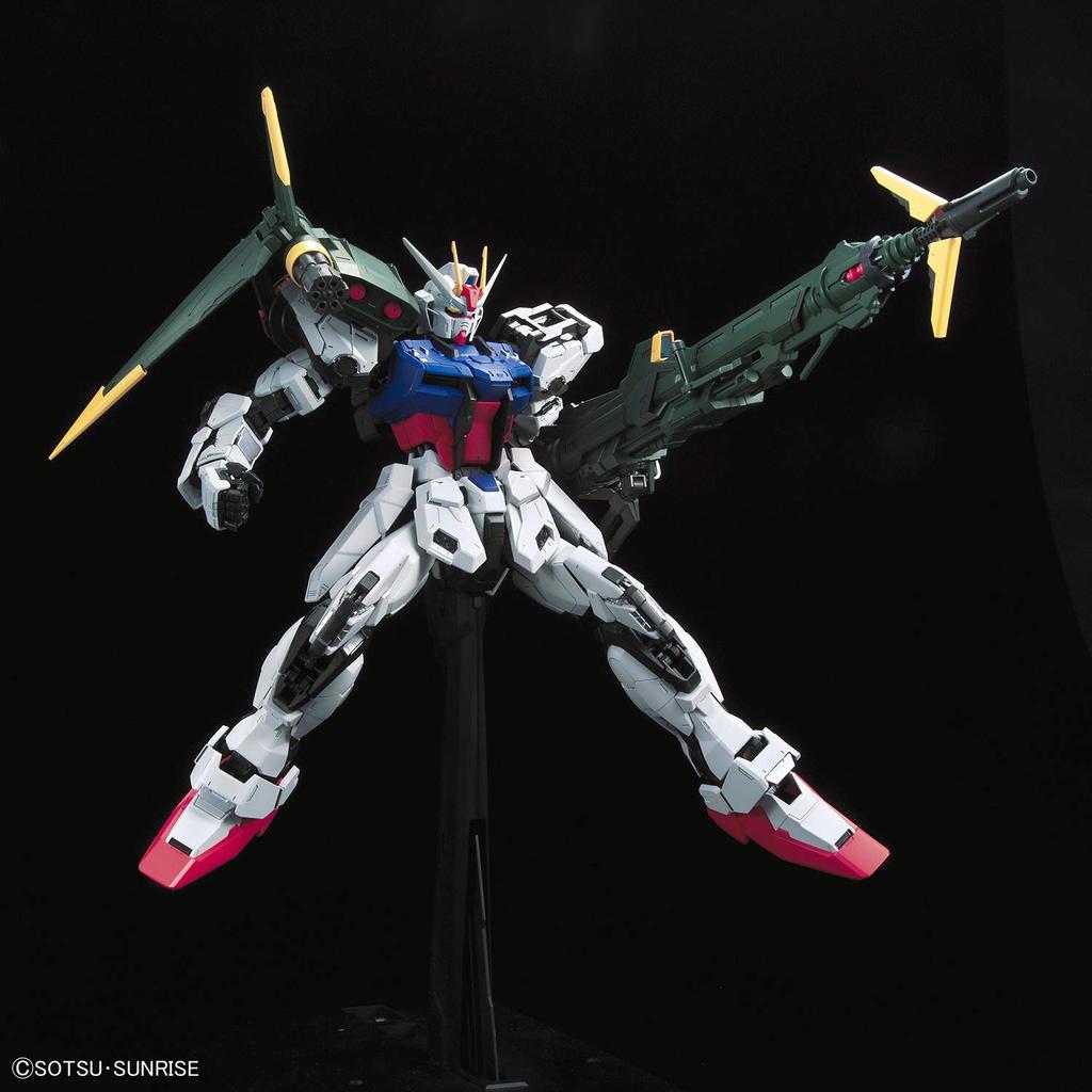 Plastikový model PG Mobile Suit Gundam SEED Perfect Strike Gundam v měřítku 1/60, barevně kódovaný.