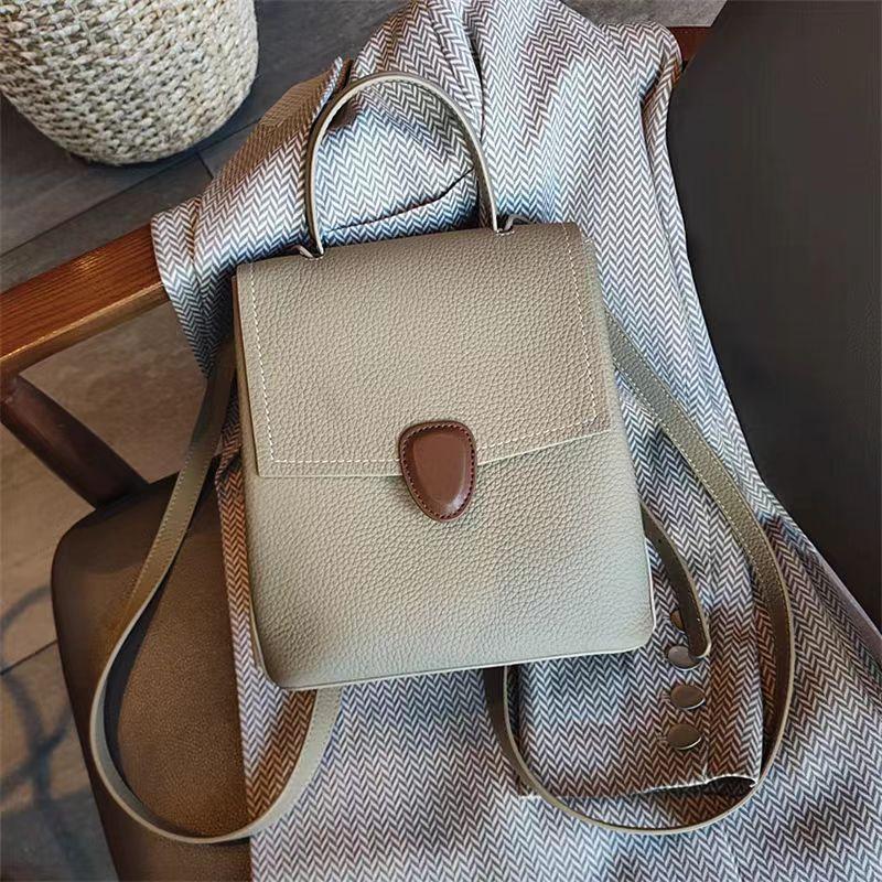 

A New Type of Genuine Leather Women s Bag with a Top Layer of Cowhide and a Two-tone Color Backpack, a Simple and Casual Commuter Women s Bag 24x21x12CM сірий колір