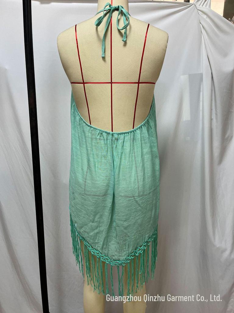 Letnia narzutka na bikini z frędzlami – jednokolorowa sukienka na wakacje na plaży