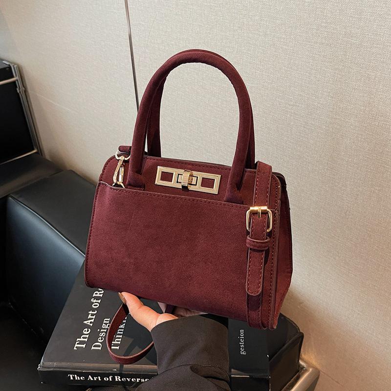 

2026 Retro Frosted Textured Handbag: Versatile Women s Shoulder & Crossbody Bag вина червоного кольору