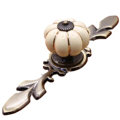 Keramická úchytka na skriňu, šuplík, gombík na nábytok v tvare tekvice (Slonovinová biela)