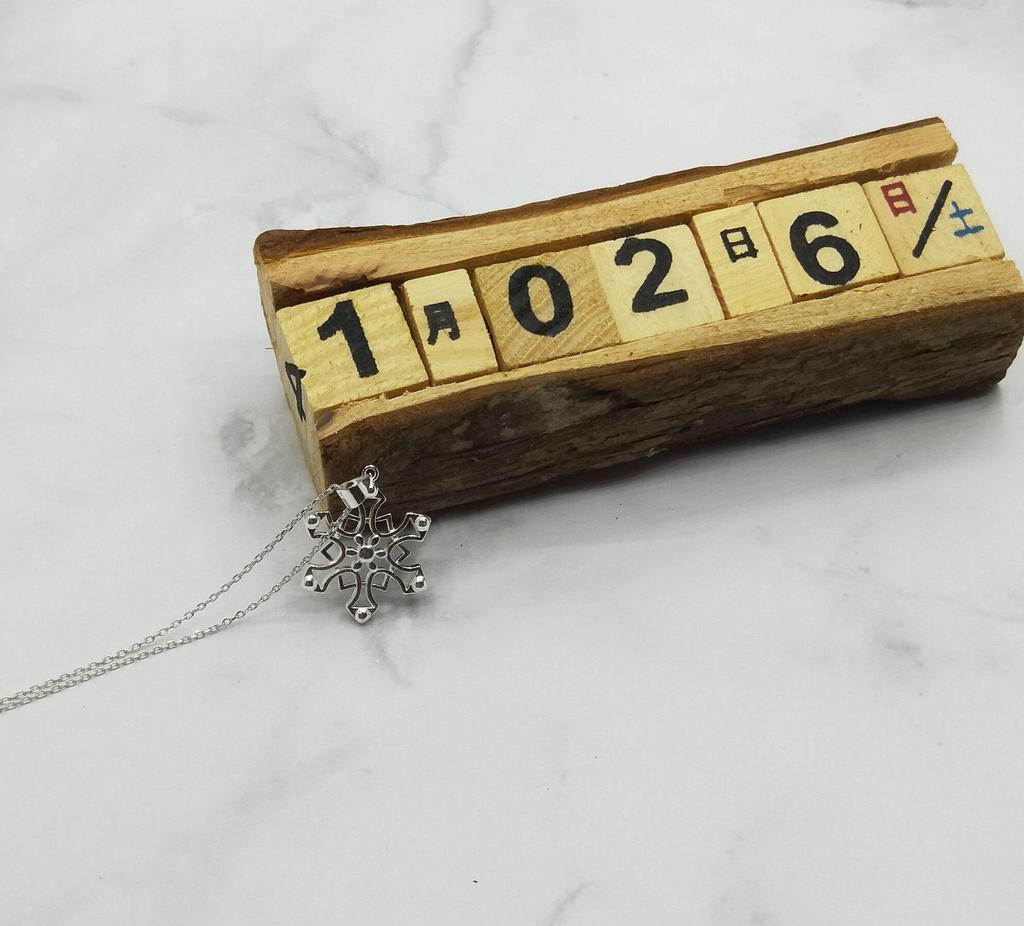 Electroplated Snowflake Pendant Necklace: Ideal for Valentine's, Christmas, or Birthday Gifts