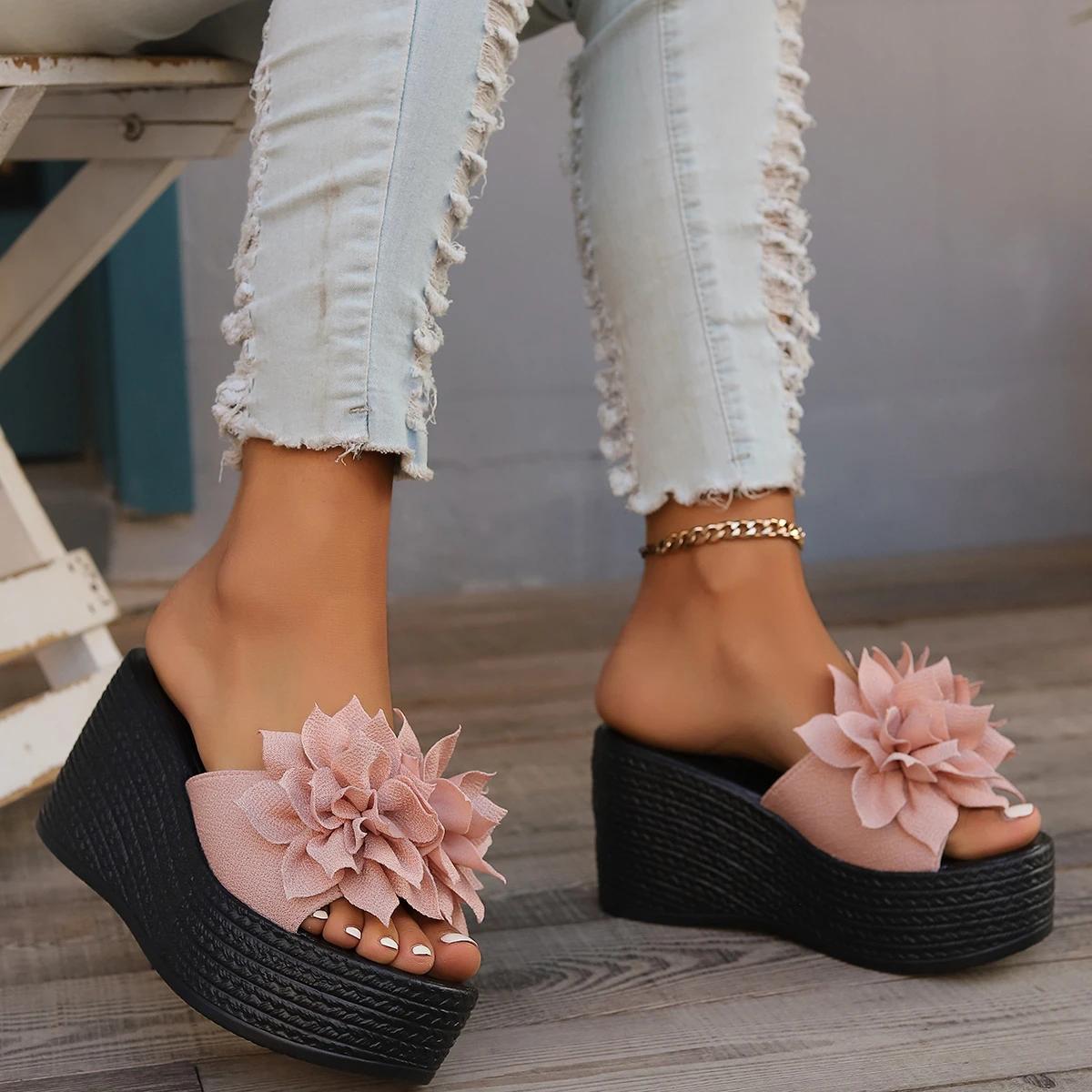 Модные женские тапочки на платформе 2024 года — фото 8