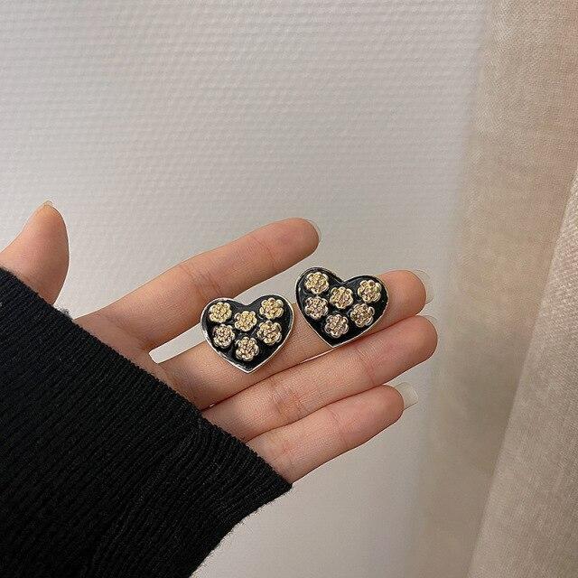 Basic Minimalist Modish Stylish Red Black White Heart Gold Tone Color Flower Metallic Stud Earrings New Arrival Korean Earings JewelrySimple Stud