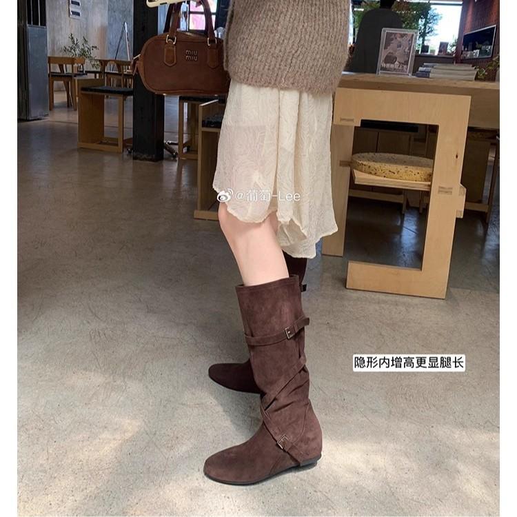 Grape mother of the same style, with a height increase of 6cm~ Korean round head buckle with soft folds and thin medium boots Women's high-heeled 