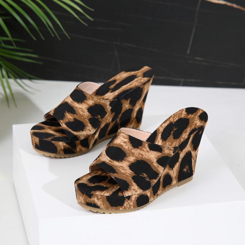 

Мода Лето Новая Мода Леопардовый принт Тапочки на танкетке с толстой подошвой Водонепроницаемая платформа Женская обувь Шлепанцы 43