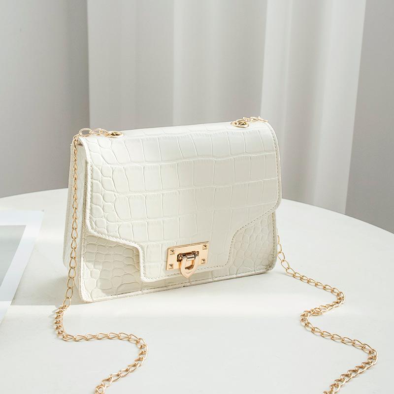 

A winter candy-colored crocodile pattern lock chain small square bag, one shoulder oblique span mobile phone bag. белый