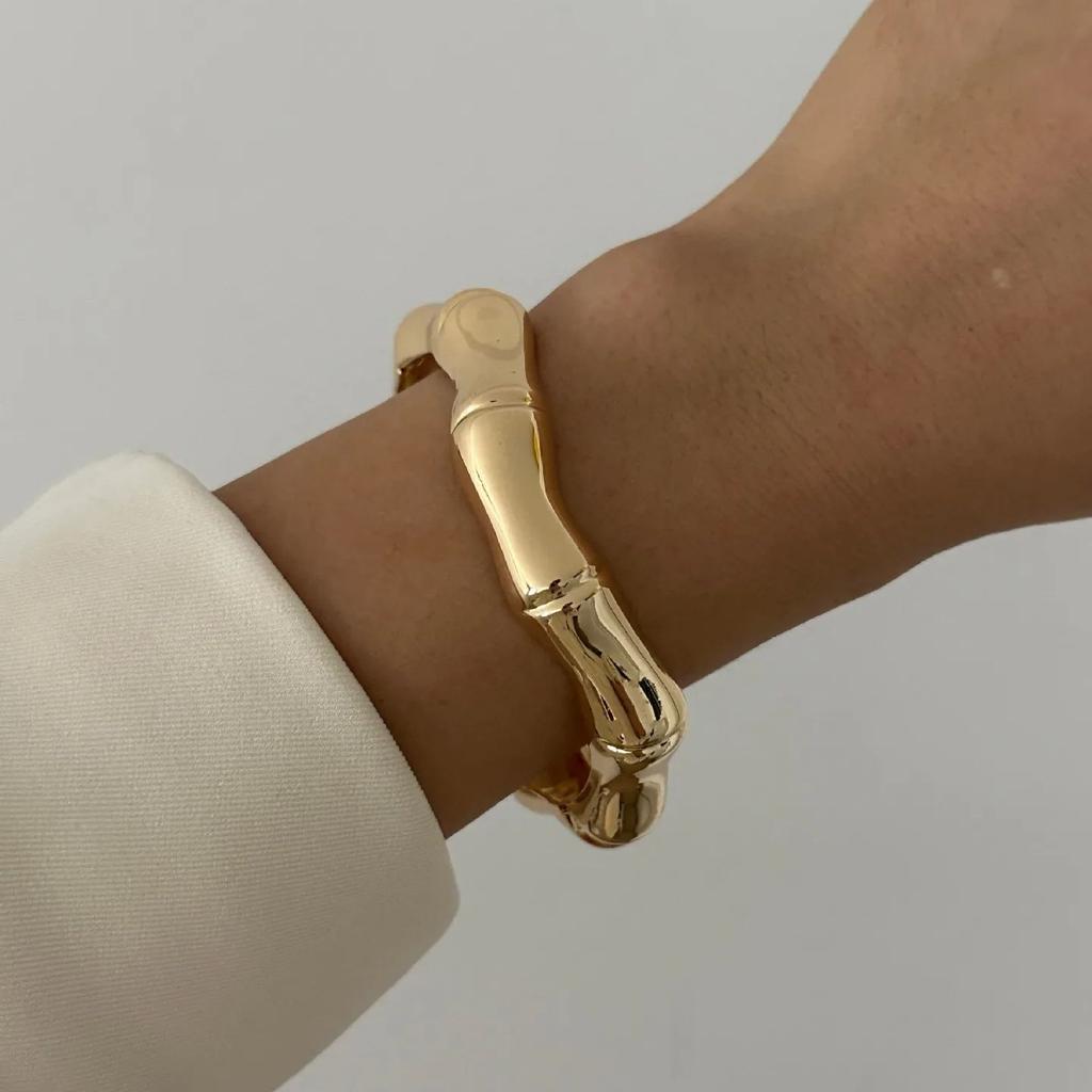 DIEZI Modische Böhmische Schwarz-Weiß-Emaille Armreifen Hip Hop Geometrisch Schwere Goldfarbe Metall Breites Armband für Damen Herren Schmuck