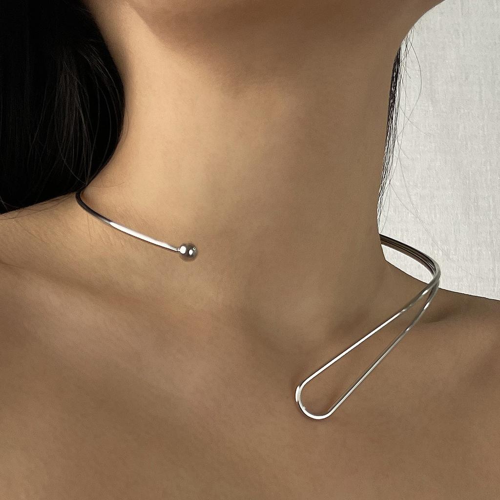 Simple Line C-Shaped Collar