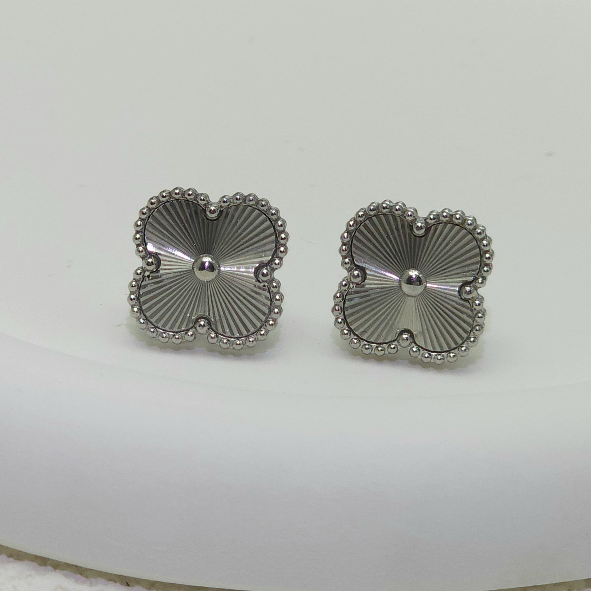 

Высококачественная титановая сталь Натуральный перламутр Четырехлистный клевер Серьги для женщин 18K Модные Премиальные серьги