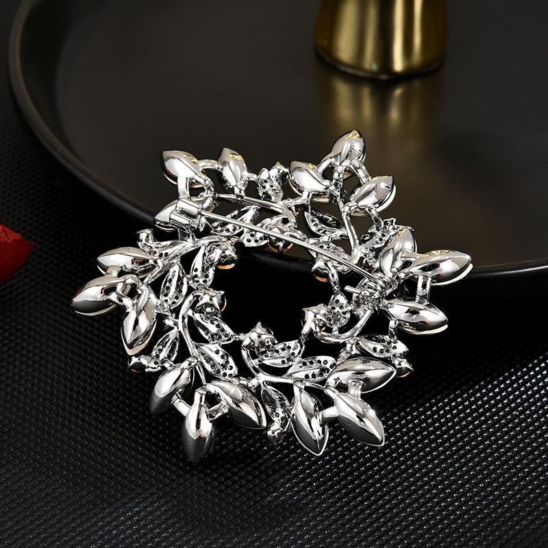 Ladies Light Luxury Vintage Elegant and Fashionable Round Flower wreath Brooch Versatile and Unique Design Sense