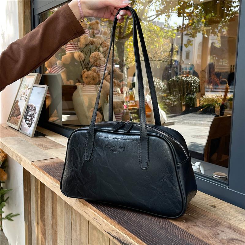 High sense fashion versatile shoulder bag women 2025 Korean version winter trend new retro underarm commuter tote bag