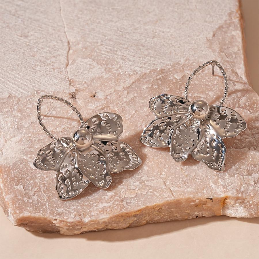 

Digadagu Metal Pleated Petal Dangle Earrings New Women s Exaggerated Minimalist Earrings Daily Zircon Accessories мідний
