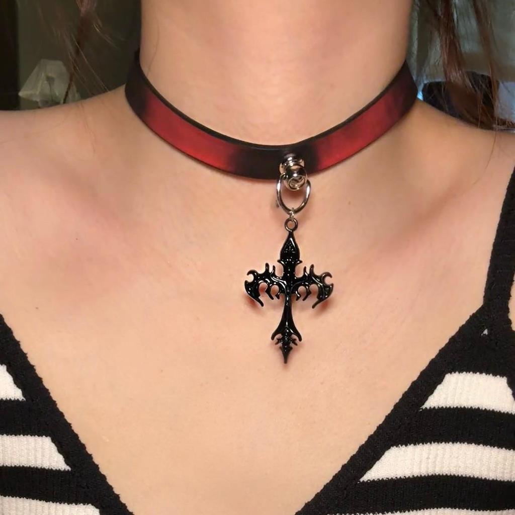 Chique Pittige Meisje Leren Bel Choker Ketting – Uniek Minderheidsontwerp