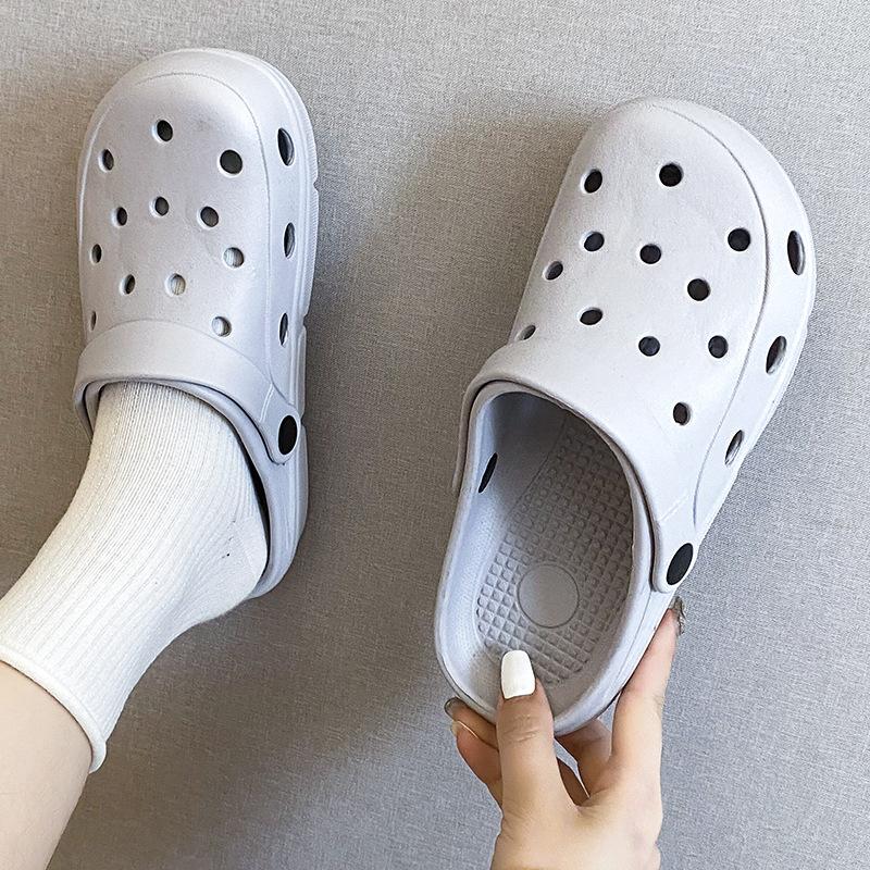 New cartoon hole shoes female nurse doctor surgery shoes two wear cool slippers non-slip bag head beach shoes