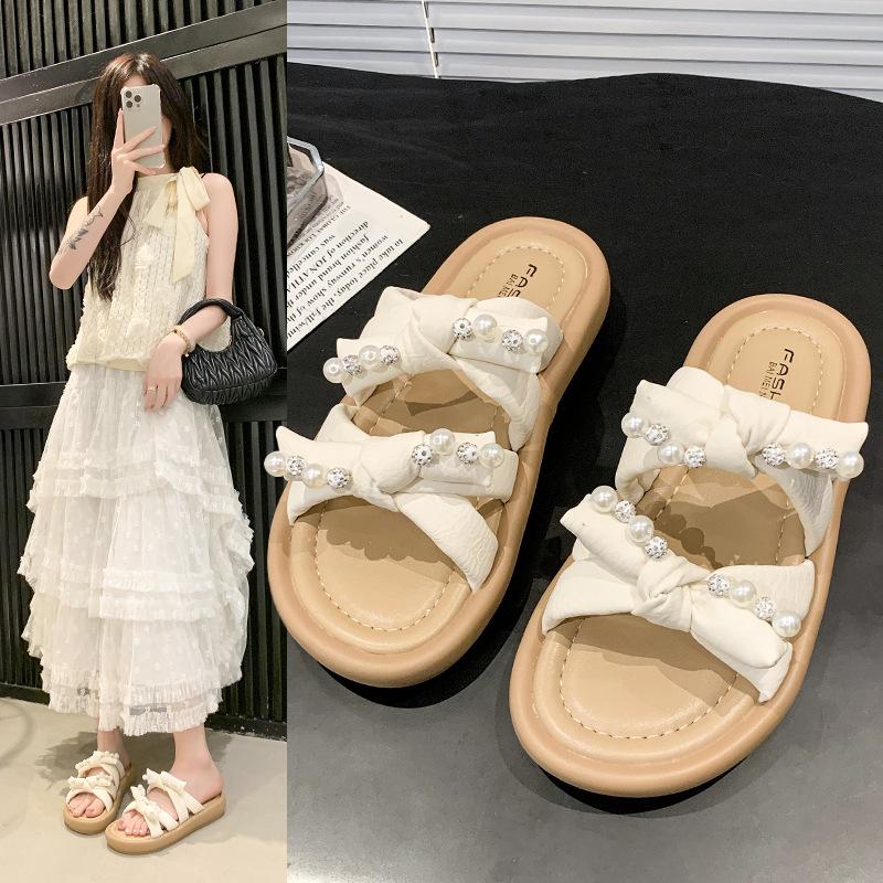 Thick-soled women's outer slippers, new in summer 2025, not tired feet, pearl bow sandals, soft-soled beach slippers