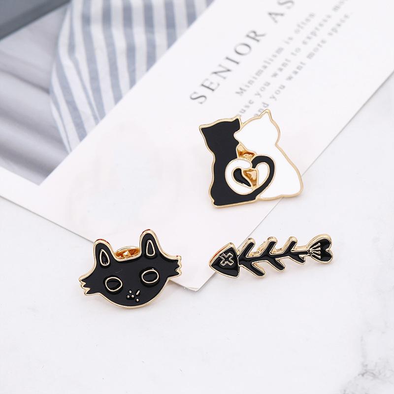Cartoon Tier Broschen Schwarz Weiß Paar Katze Fischgräte Emaille Pins Kleidung Kragen Revers Pin Tasche Metall Abzeichen Schmuck Für Liebhaber