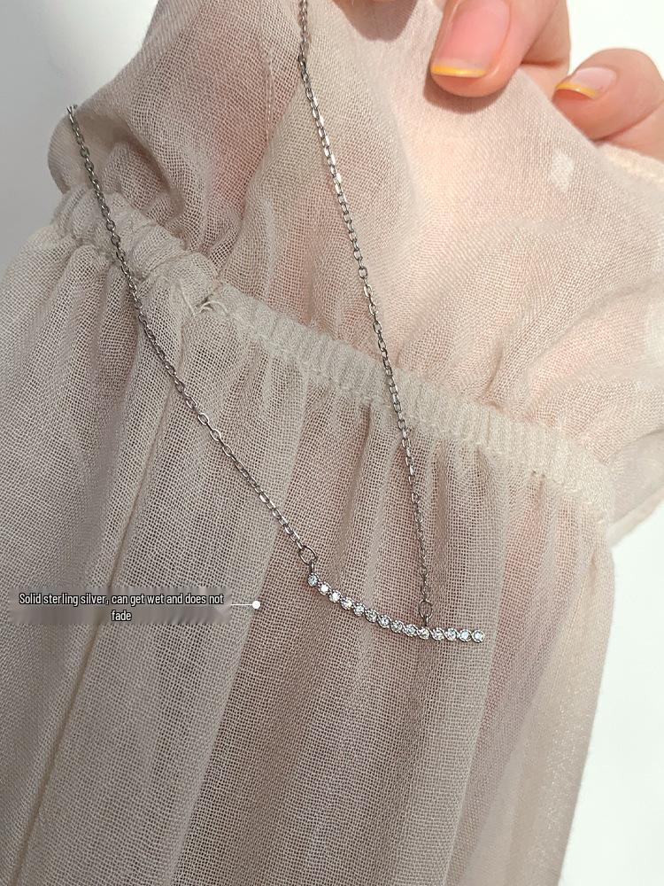 Gold-Plated S925 Sterling Silver Necklace, Elegant Versatile Small Smile Pendant with Micro-Set Clavicle Chain for Women. 925 Silver платиновый