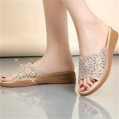 Zapatillas frescas de cuero suave huecas con diamantes de agua para mujer, calzado exterior de verano, nuevo, moda para mediana edad y personas mayores, plataforma, zapatos casuales, chancla de una tira