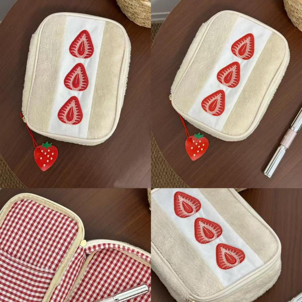 Plüsch-Besticktes Erdbeer-Sandwich-Federmäppchen - Große Kapazität, Hochwertige Karomuster-Aufbewahrungstasche für Schüler.