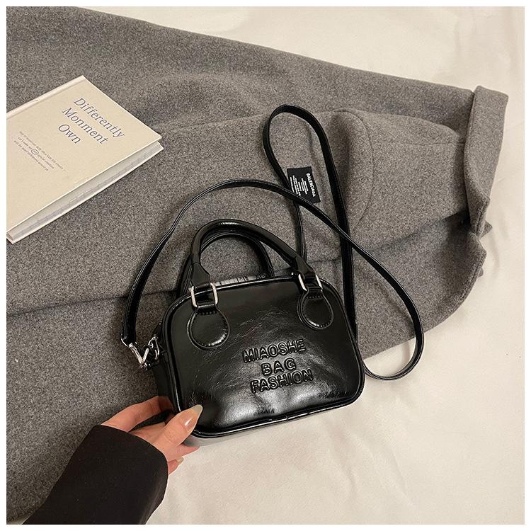 

Популярная универсальная портативная маленькая квадратная сумка весна новая мода нишевая сумка через плечо мессенджер