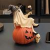 Halloween Party Tischdekorationen Niedliche Geisterfigur, Sitzend auf Kürbisstatue mit Hexe Lustige Regalpuppe Hut, Harz Tischplattenornament für