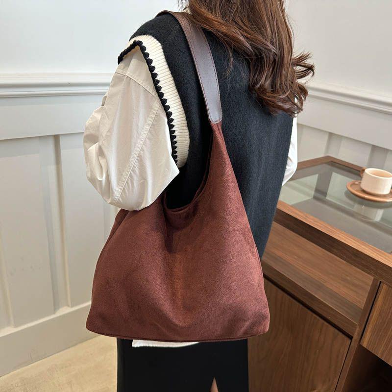 

2025 Niche Velvet Women s Tote - Large Capacity, Retro Single Shoulder Bag кавовий