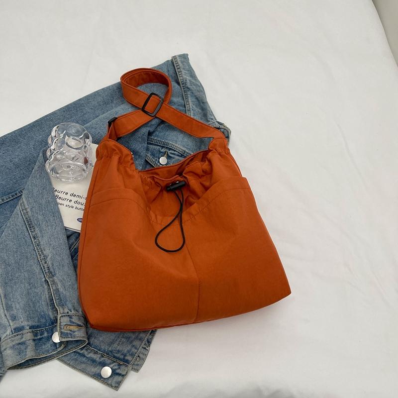 Женская однотонная сумка на плечо большой емкости — фото 18