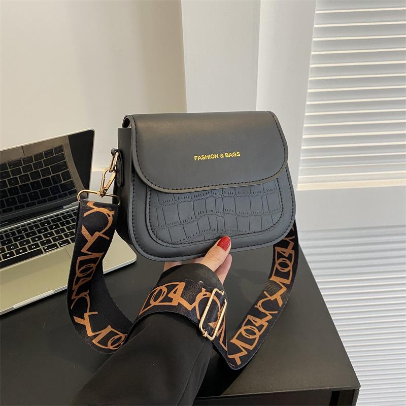 Popular simple casual small bag women's 2025 spring new foreign style small square bag fashion trend shoulder bag