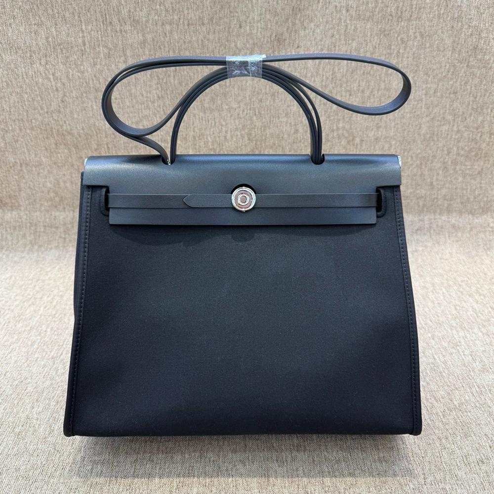 

Женская сумка из холста 2025 года, новая сумка через плечо из коровьей кожи с контрастным цветом холста Length 31cm x Thickness 11cm x Height 25cm