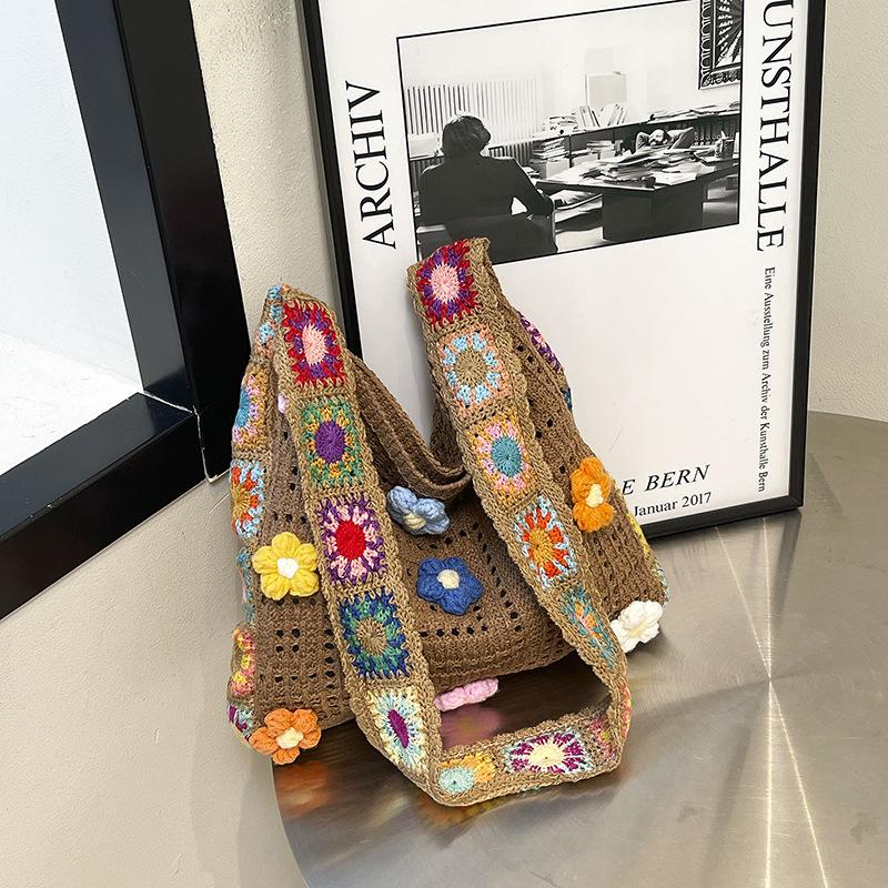 

Niche fashion trend design sense beautiful flowers sweet large capacity fresh holiday style shoulder messenger bag хаки