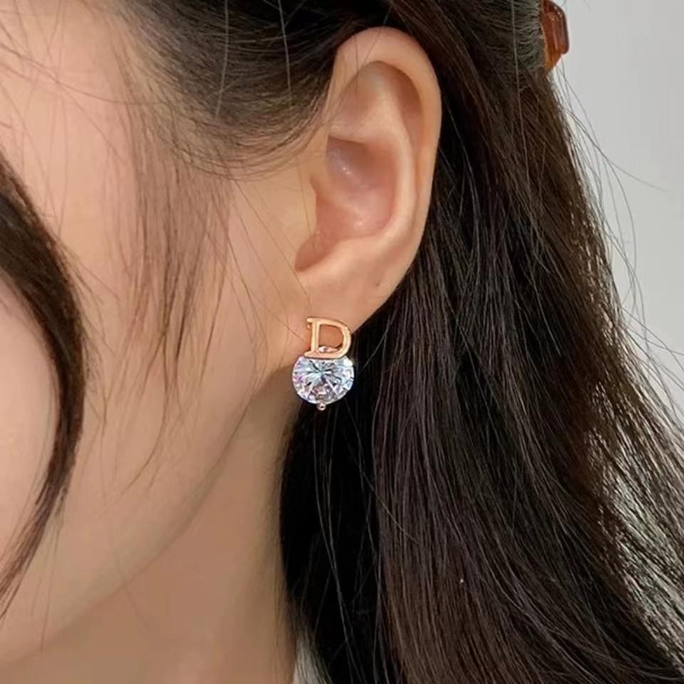 Buchstaben D Ohrstecker für Damen Glänzende Zirkonia Ohrstecker Temperament Asymmetrischer Party Schmuck Einzigartiges Geschenk