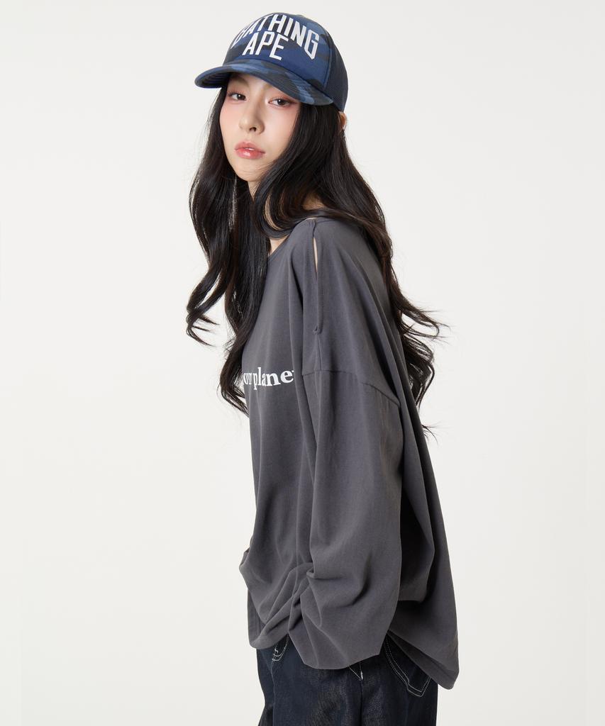 UNKNOWN PLANET Off-Shoulder Logo Long-Sleeve T-Shirt Charcoal
