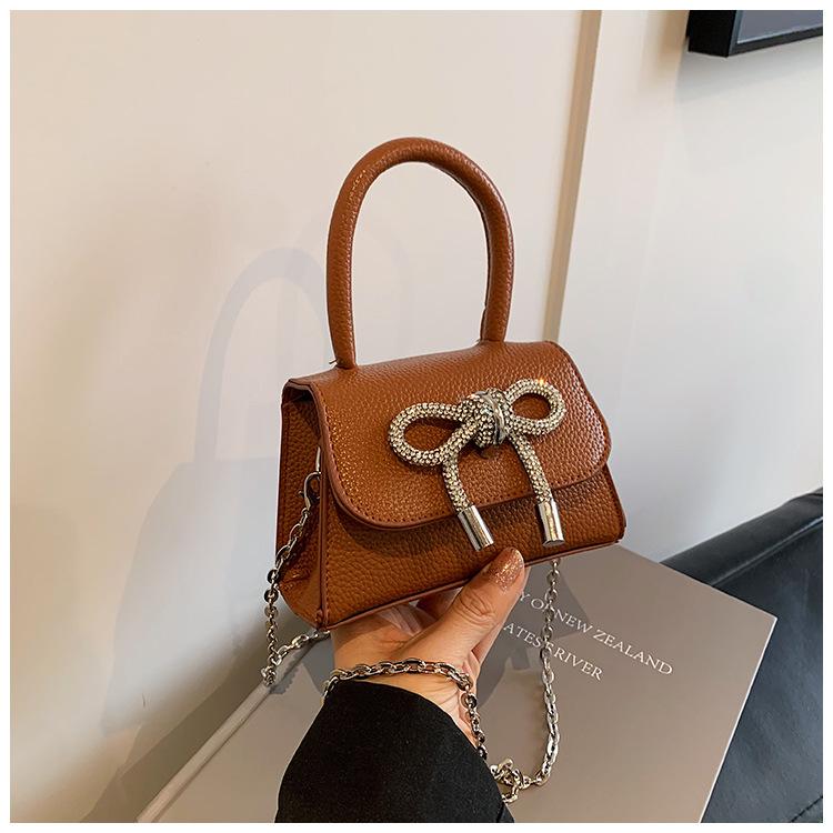 

Лук мода корейская версия иностранного стиля маленькая женская сумка сумка 2024 лето новый универсальный ins маленькая квадратная сумка женская темно-коричневого