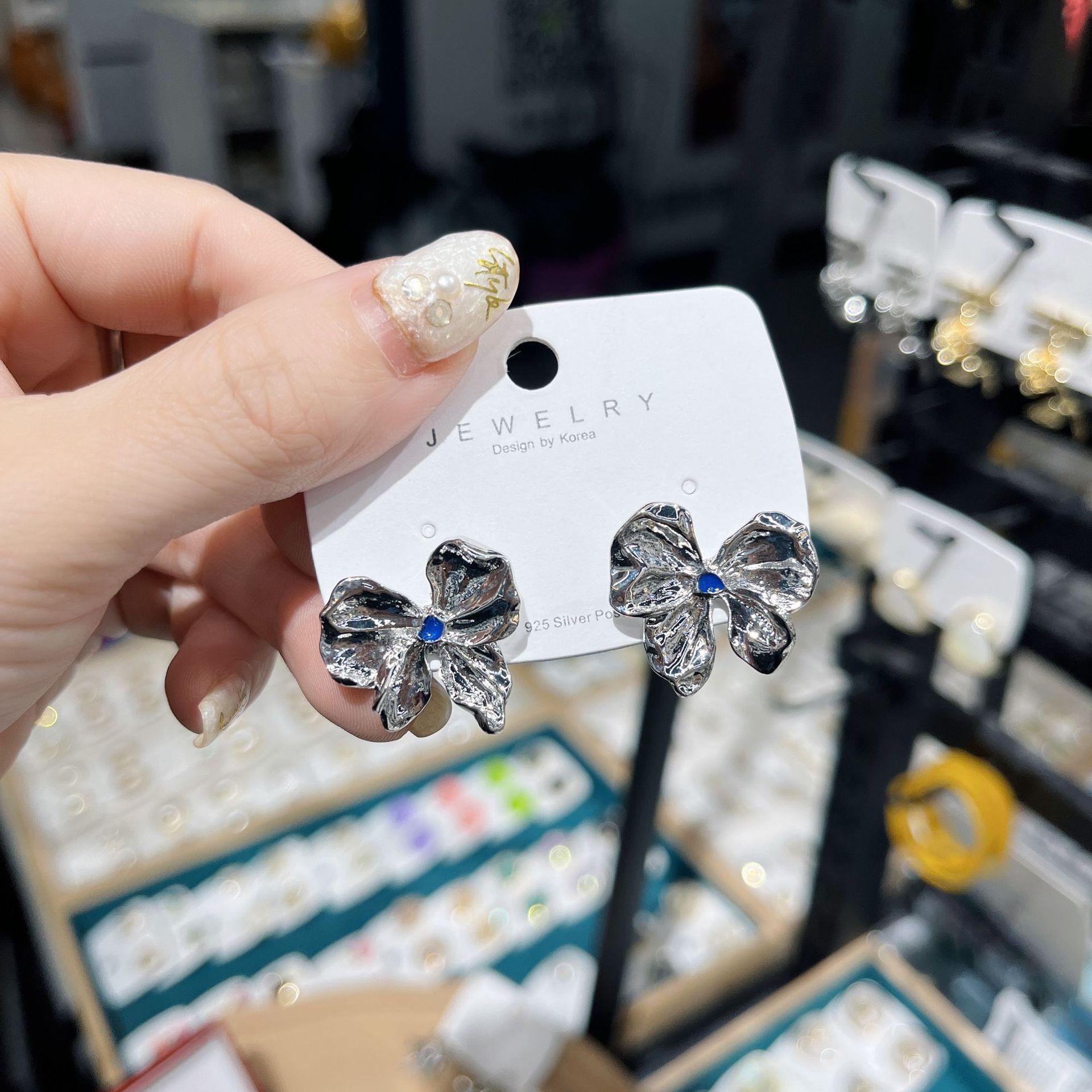 

Fashion Retro Flower Pendant Earrings for Women Charming Elegant Flower Stud Earrings Trend Office Party Jewelry Gifts