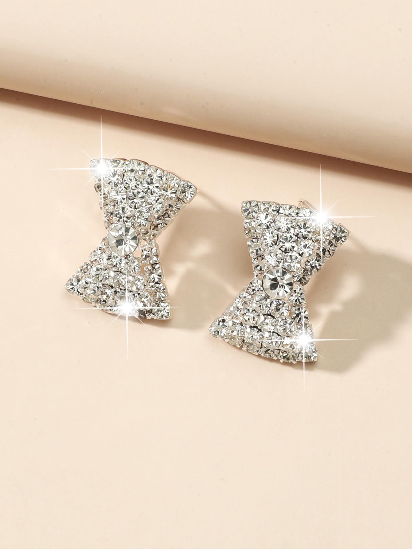 

Серьги, серьги-гвоздики в виде банта - это ниша, званые ужины, серьги со стразами. белый