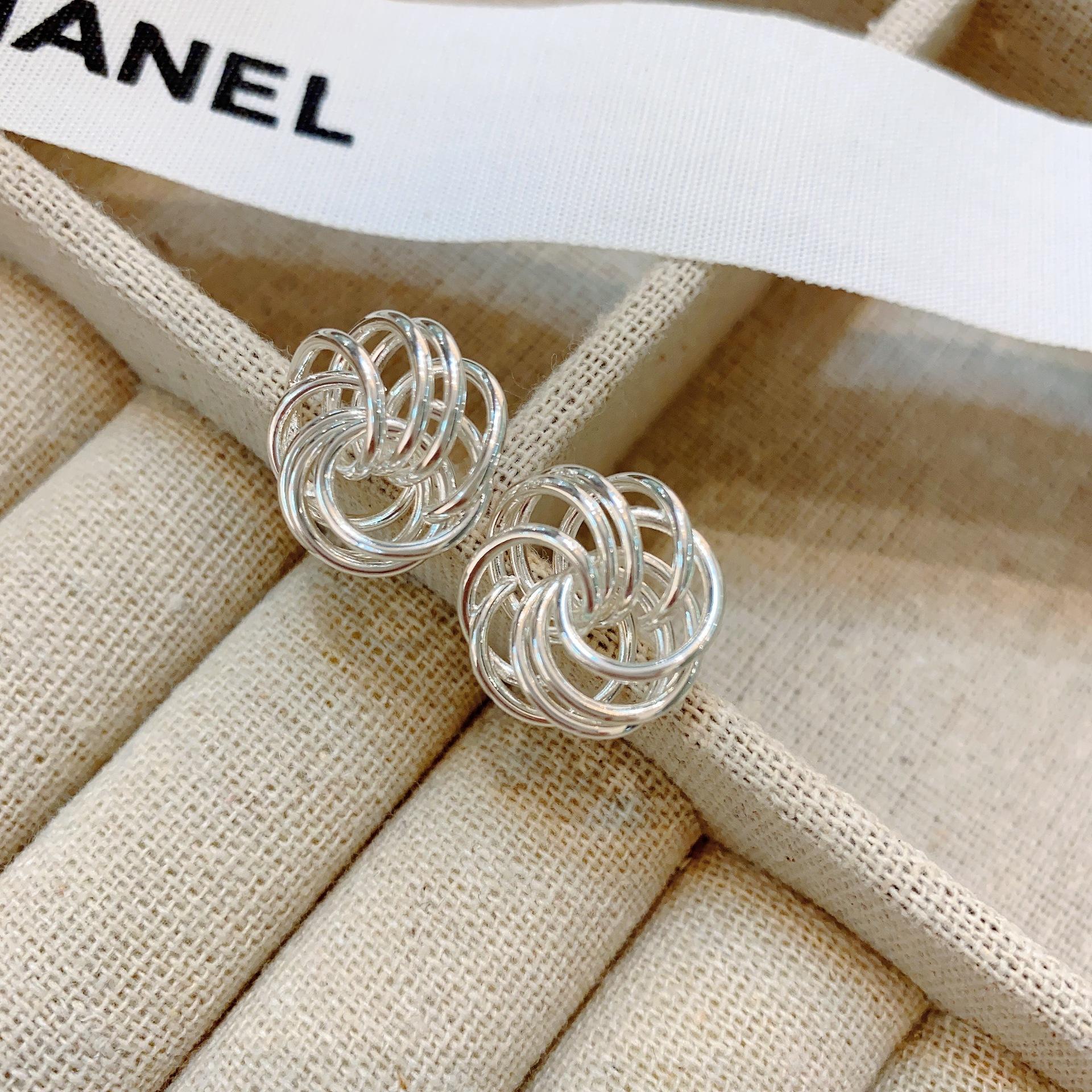 

Серьги-пусеты с одним цветком серии Qionghua с Соленого острова, универсальные, простые, с темпераментом, серьги с легкой роскошью с золотым покрытием